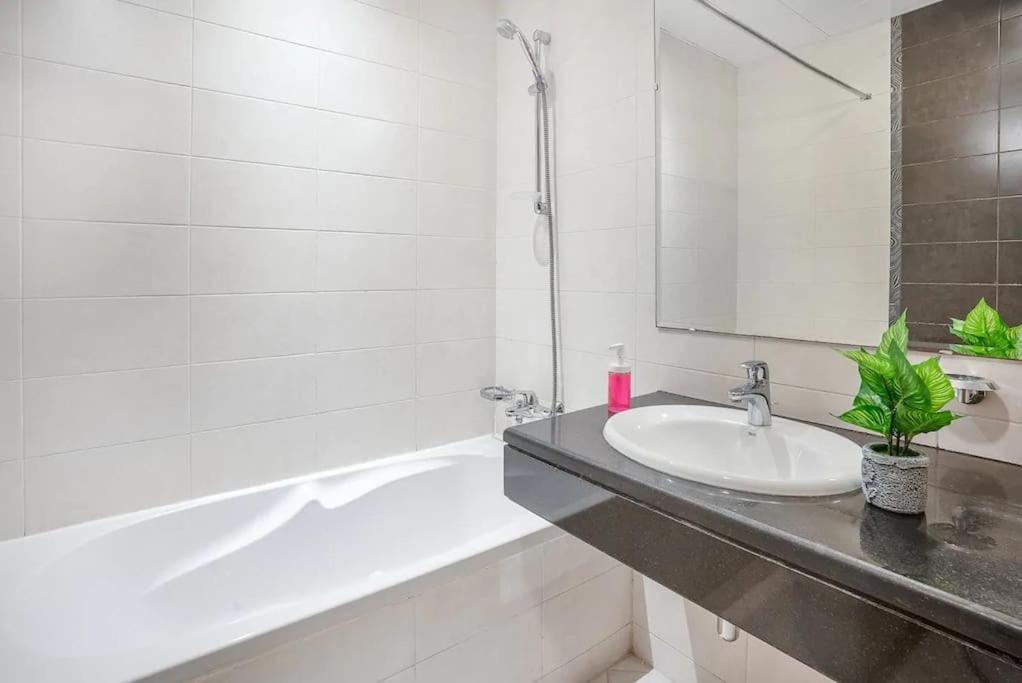 Lovely 3 Bedroom Apartment Beach Front Abu Dhabi Buitenkant foto